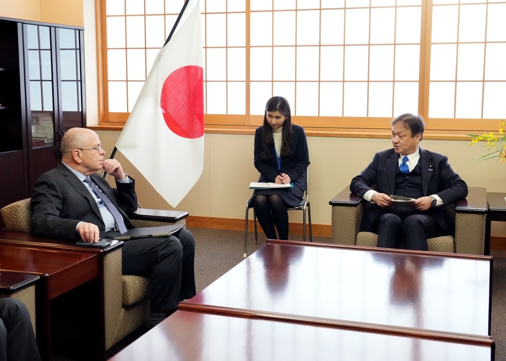 意見交換をする堀井外務副大臣とアムラニ・イスラエル外務省政務局長