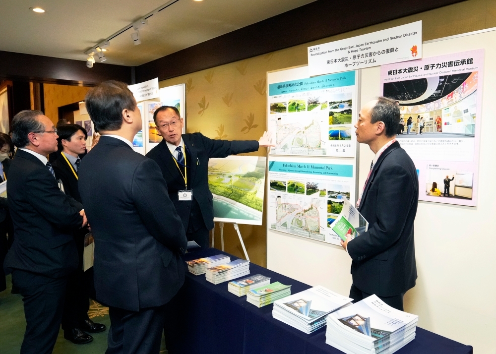 展示物を視察する堀井外務副大臣