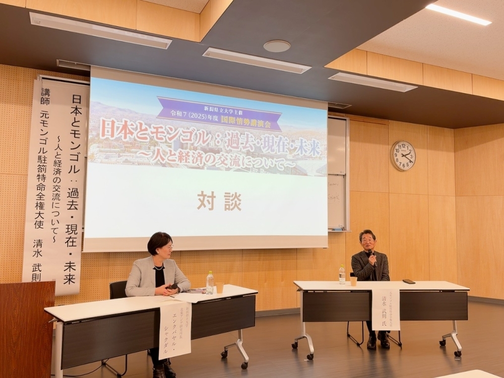 エンクバヤル・シャクダル新潟県立大学北東アジア研究所長との対談の様子