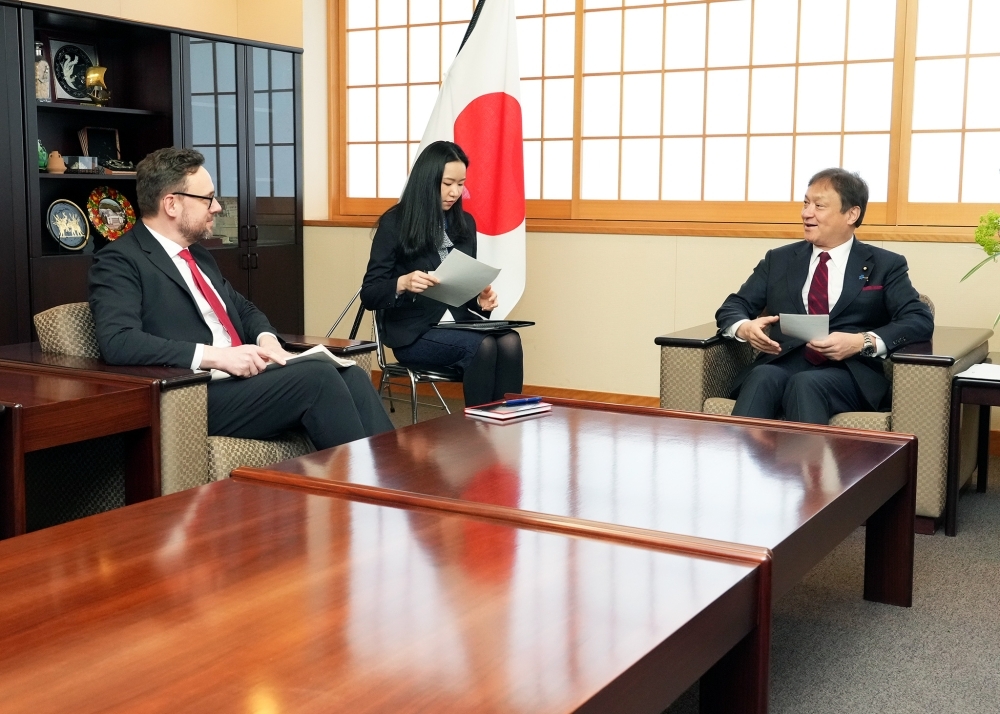 堀井副大臣とノルソーNAMMCO総会議長の懇談の様子