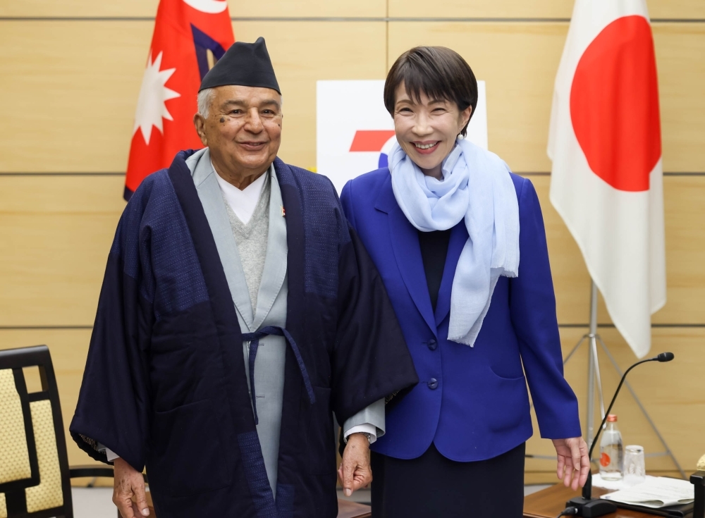 交換した贈り物を身に着ける高市内閣総理大臣とポーデル・ネパール大統領の様子