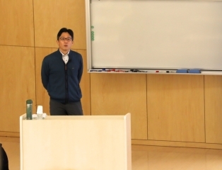 国際協力局緊急・人道支援課の北野上級課長補佐が、「開発協力と人道支援、国際緊急援助」をテーマに、具体的な事案の紹介を交えながら講演している様子