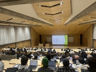 外交講座が開催された、南山大学総合政策学部の学生の様子