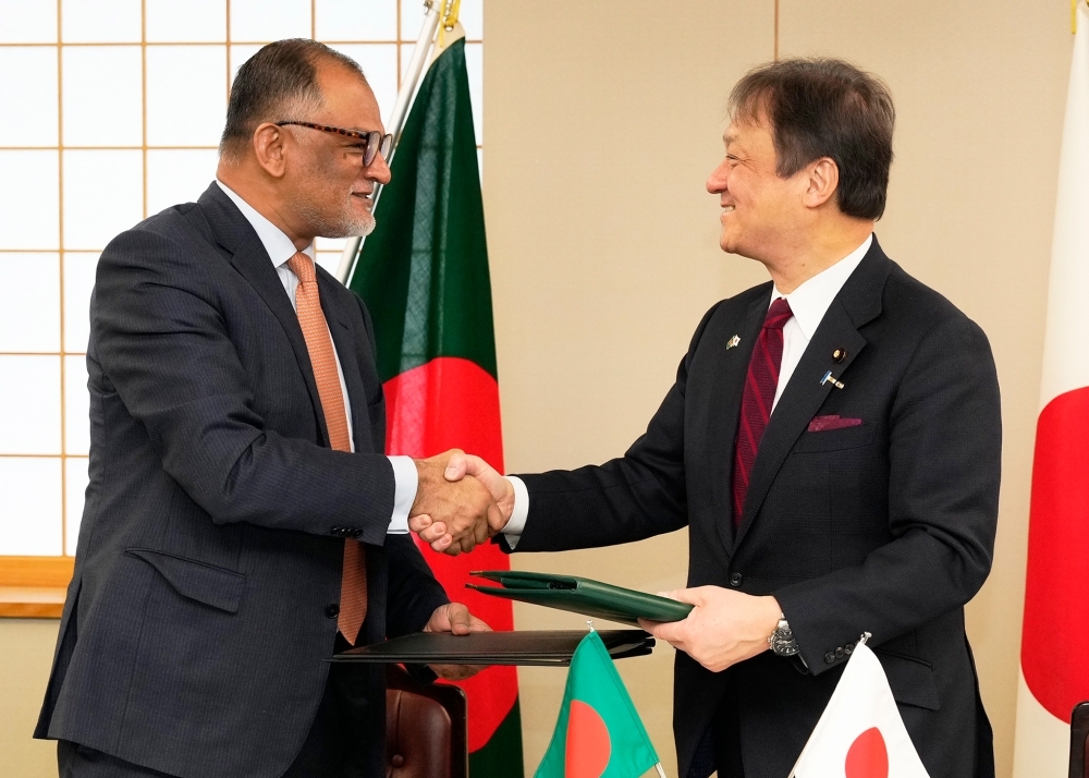 署名後に握手を交わす堀井副大臣とボシール商業担当顧問