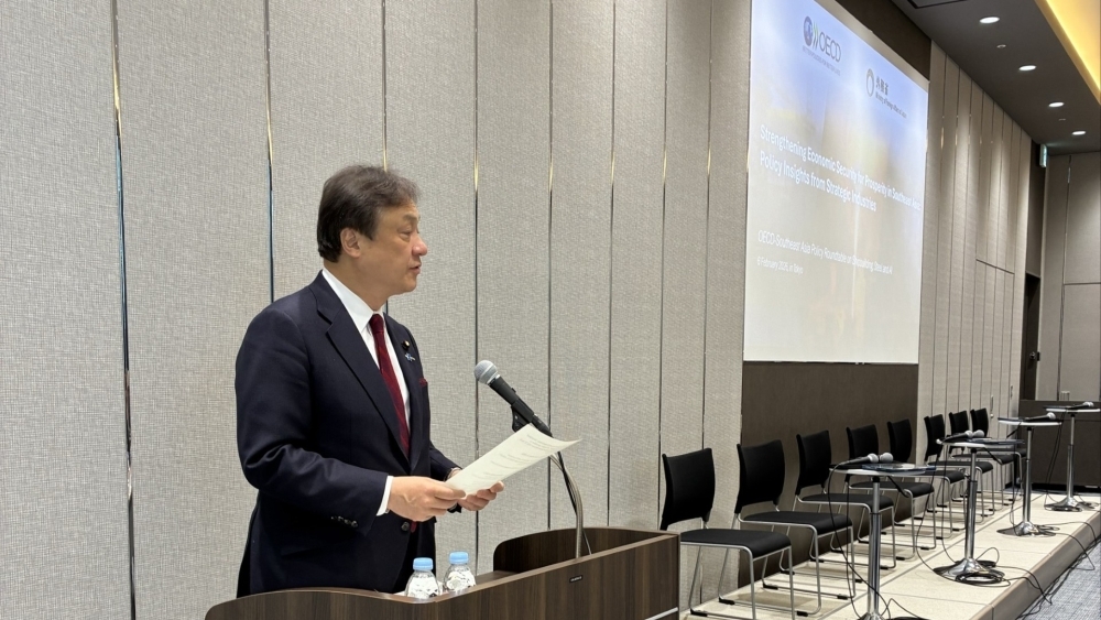 会議で挨拶を述べる堀井外務副大臣