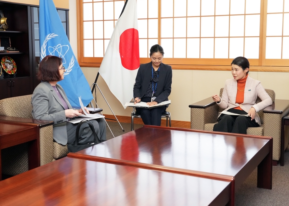 国光副大臣とエルヴィウIAEA事務次長との懇談の様子