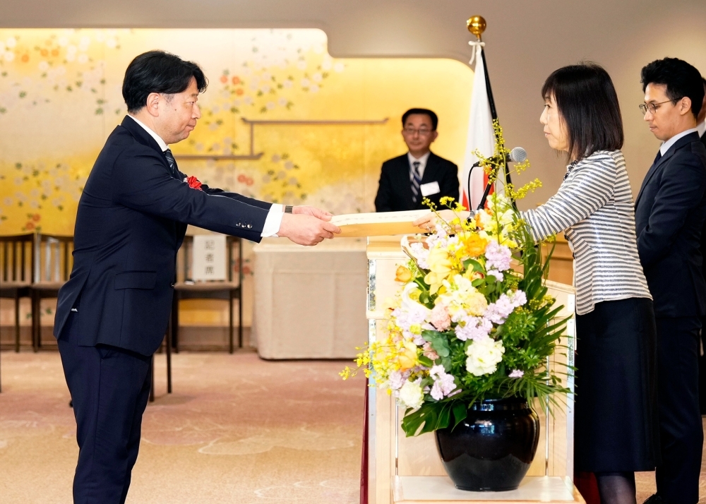 人事院総裁賞を受け取る外務省のミャンマー地震対応チーム代表の様子