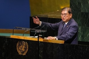 国連総会議場の壇上で演説を行う石破総理のアップ写真