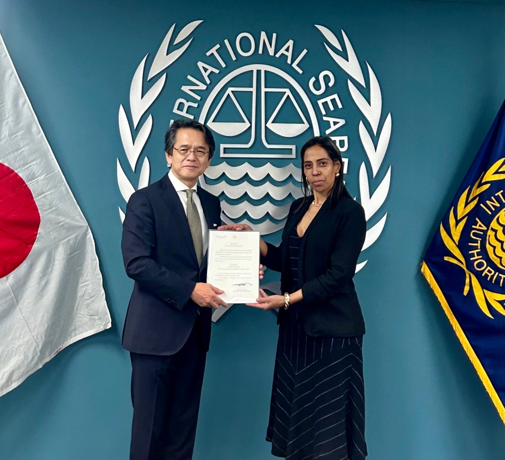 丸山大使からカルヴァーリョISA事務局長への委任状の提出