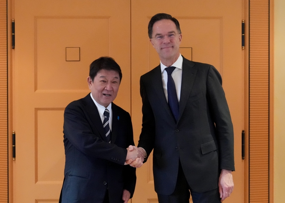 握手をする茂木外務大臣とルッテNATO事務総長