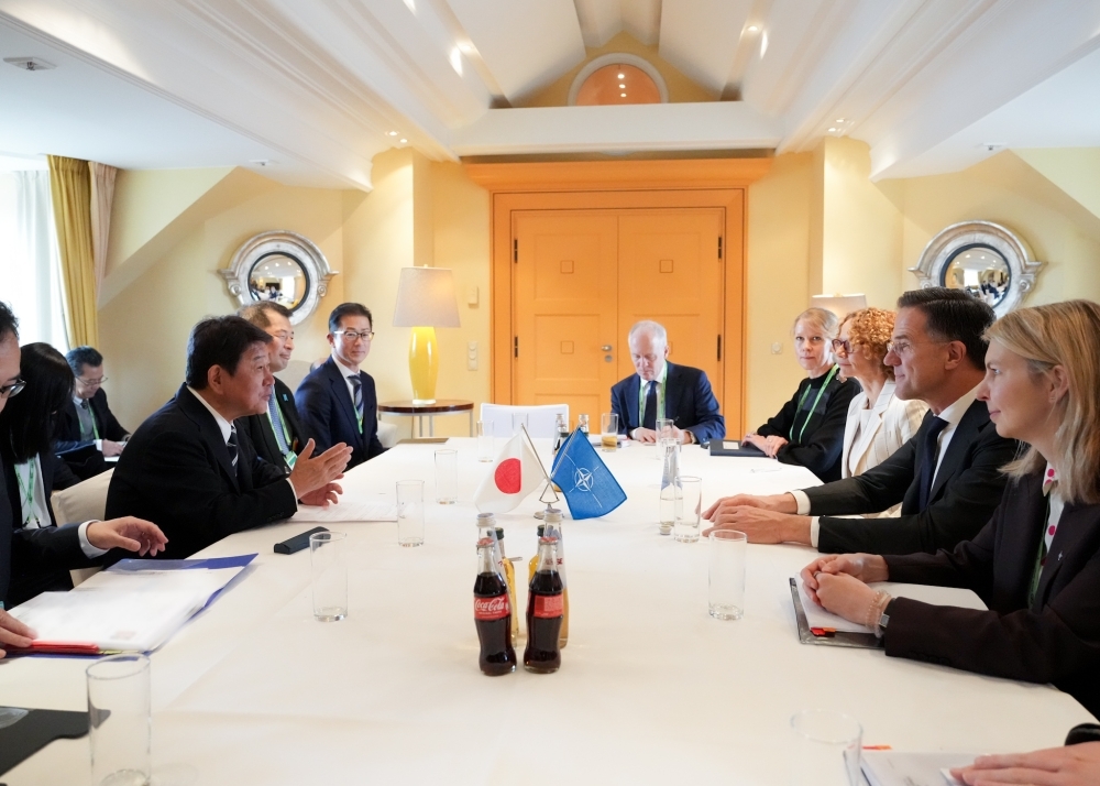 茂木外務大臣とルッテNATO事務総長の会談の様子