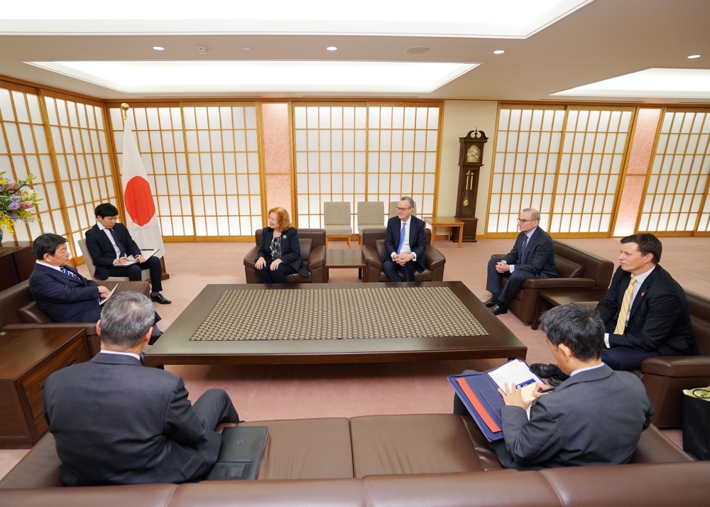 ジャパン・ソサエティ一行と懇談する茂木外務大臣