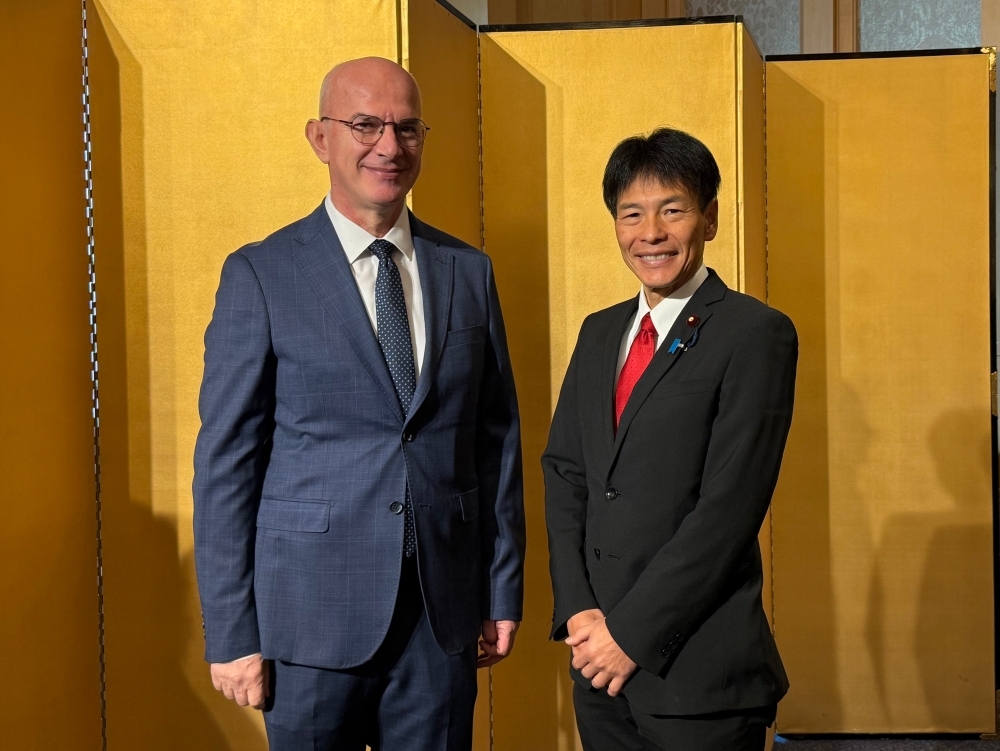 （写真）金屏風の前の島田政務官と駐日大使