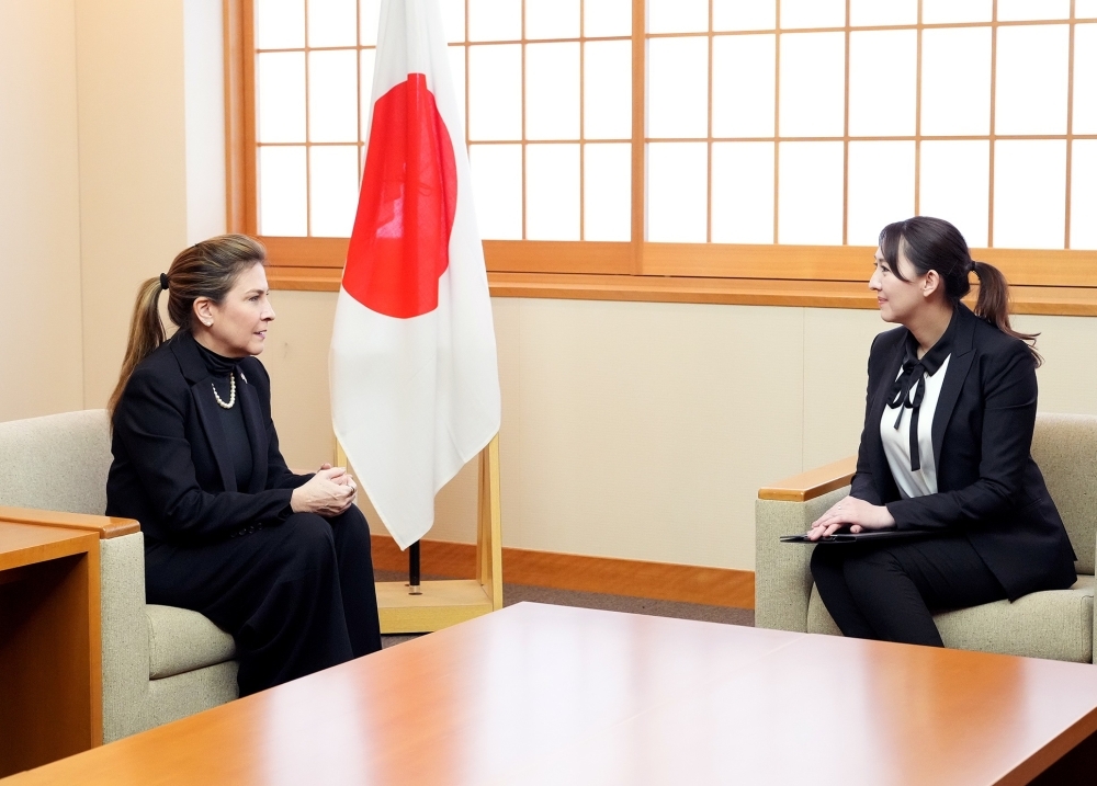 英利政務官とメヒーア市長との懇談の様子