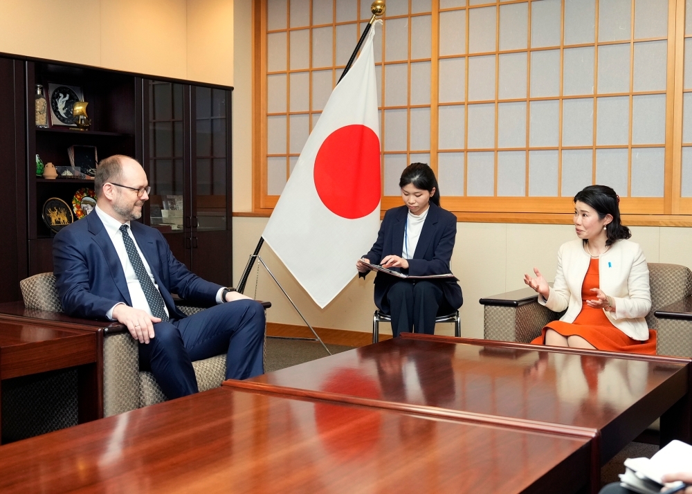 プシダチ長官の表敬を受ける国光副大臣