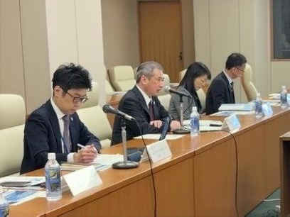 冒頭、挨拶を行う實生泰介外務省領事局長の様子