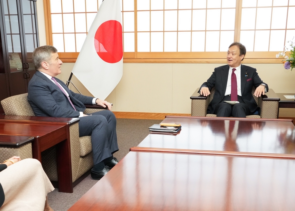 意見交換を行う堀井副大臣とリブキン会長