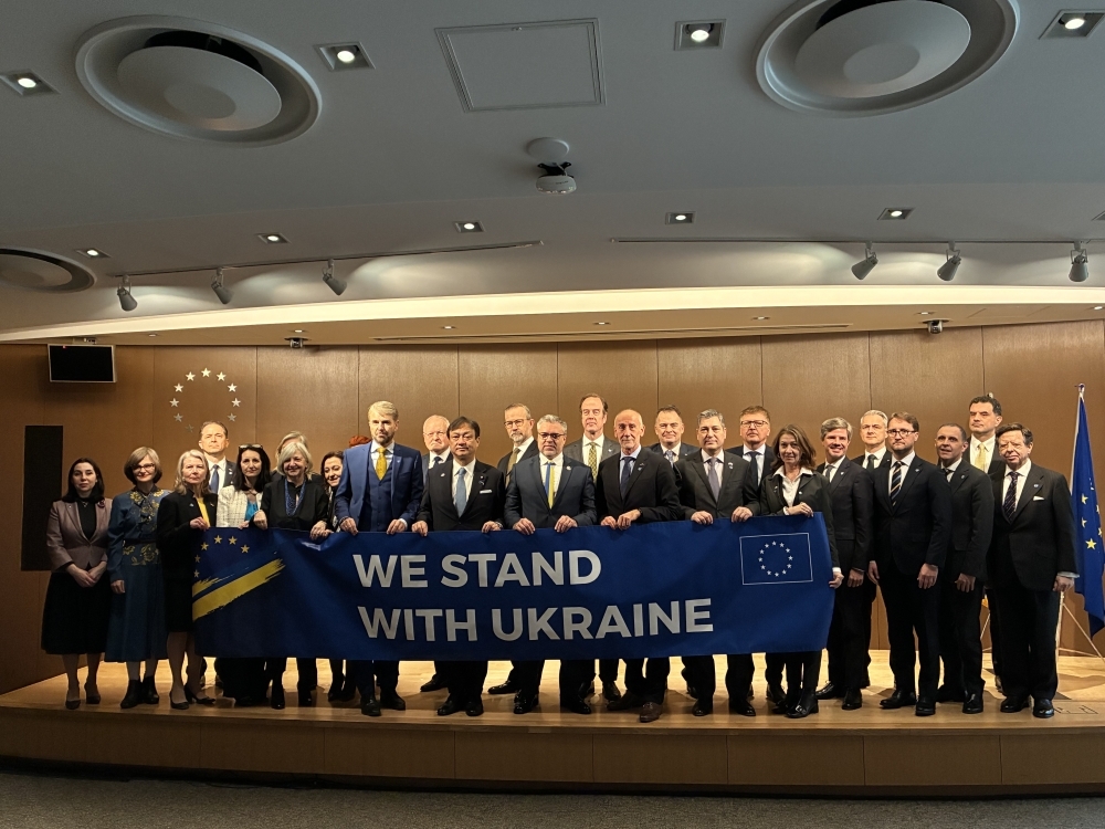 映画上映会参加者の記念写真