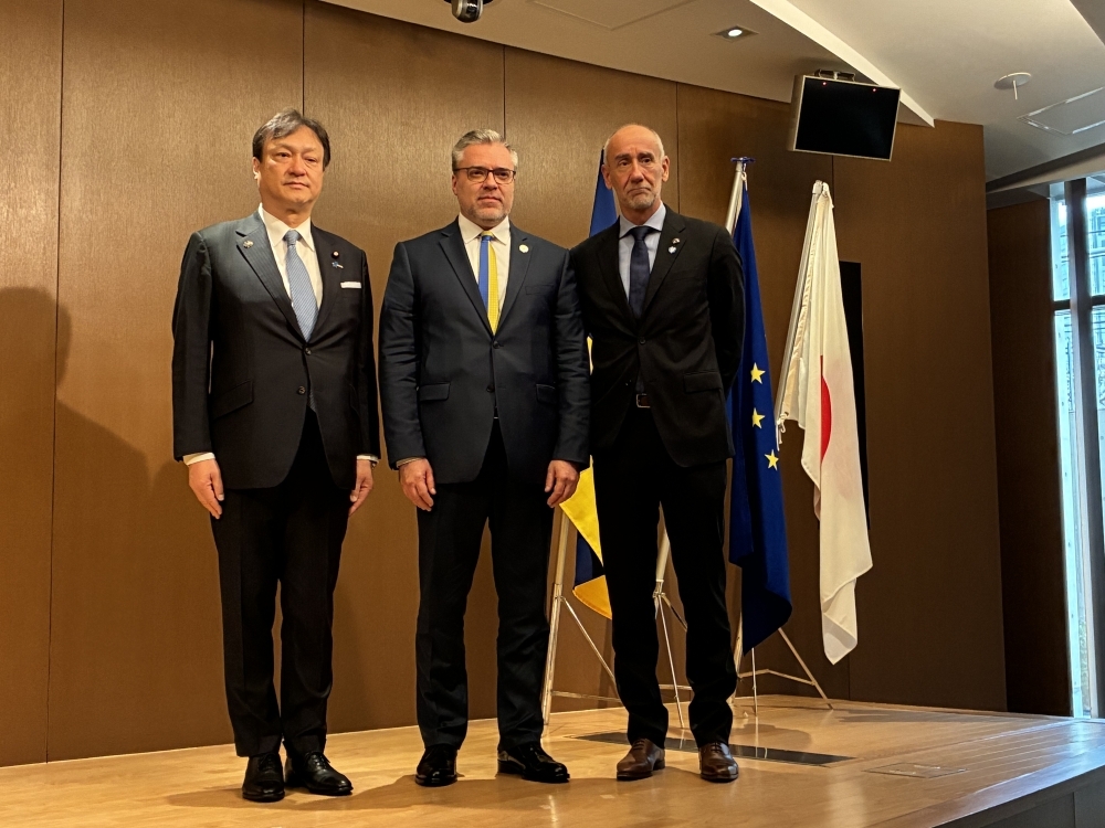 （記念写真）堀井外務副大臣（左）、ルトヴィノフ駐日ウクライナ大使（中央）及びエリック＝パケ駐日欧州連合代表部代表・大使（右）