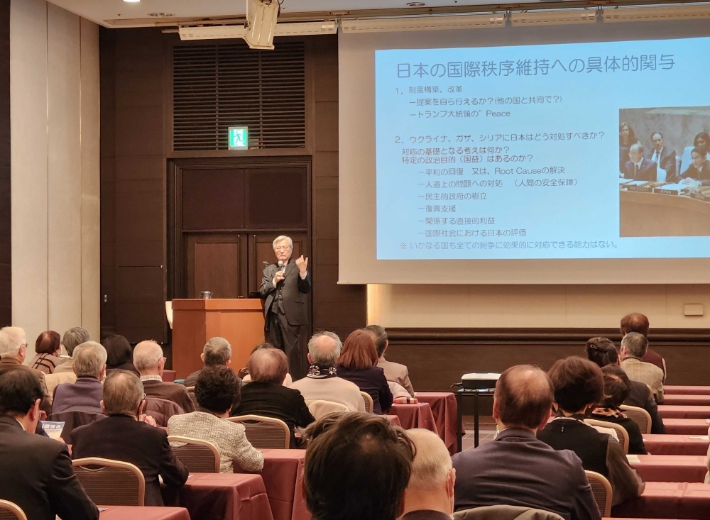 山本忠通　元駐ハンガリー大使が「挑戦を受ける国際社会の秩序と国連、そして日本は？」をテーマに講演している様子