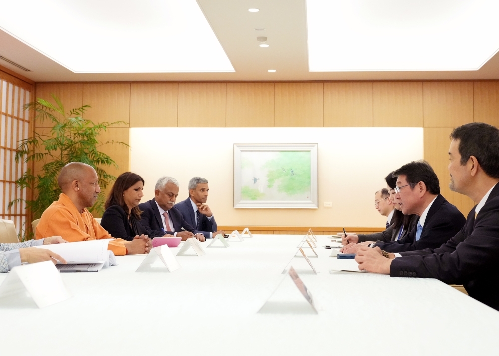 ヨギ・プラデシュ州首相の表敬中、同首相と懇談する茂木大臣