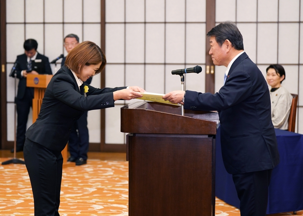 感謝状を授与する茂木大臣