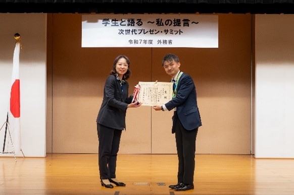 坂田　奈津子　外務副報道官から授与