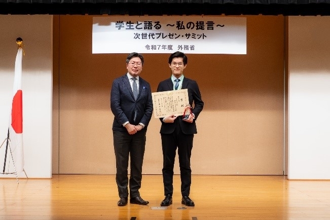 鶴岡　路人　慶應義塾大学　総合政策学部　教授から授与