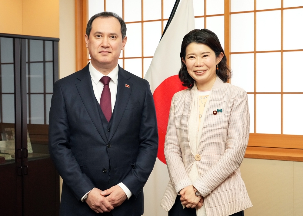 日本国旗の前でオソエフ大使と並んだ国光副大臣