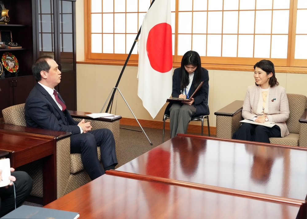 オソエフ大使からの表敬を受ける国光副大臣の様子