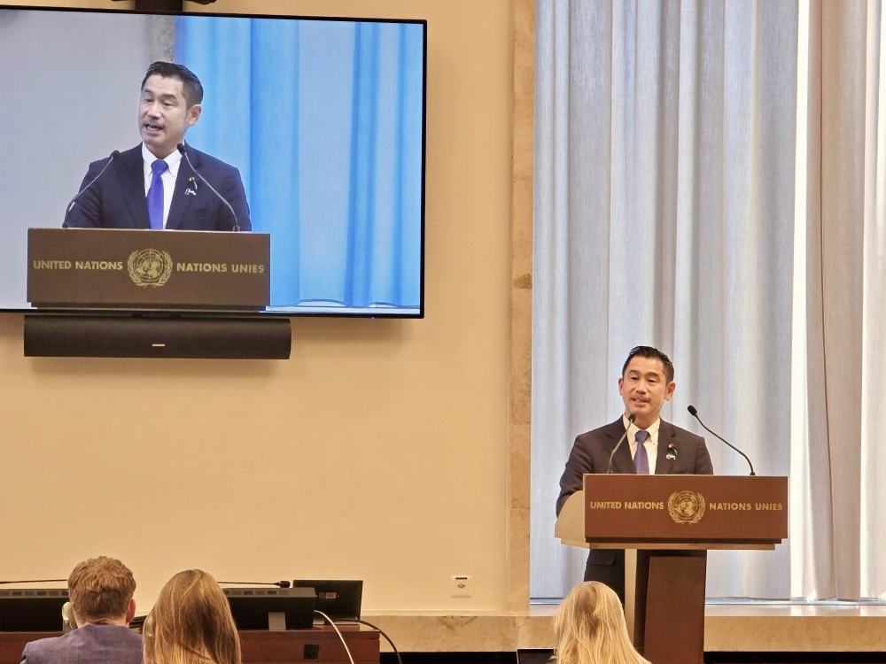 ジュネーブ軍縮会議公式本会議ハイレベル・セグメントで我が国を代表してステートメントを読み上げる大西外務大臣政務官