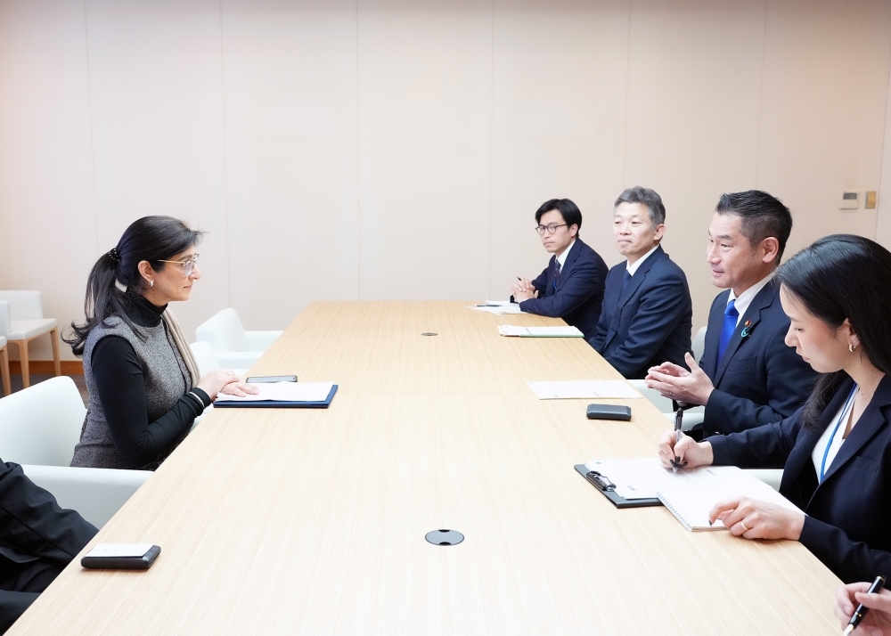 ホラ＝マイニ国連宇宙部長と懇談する大西政務官の様子