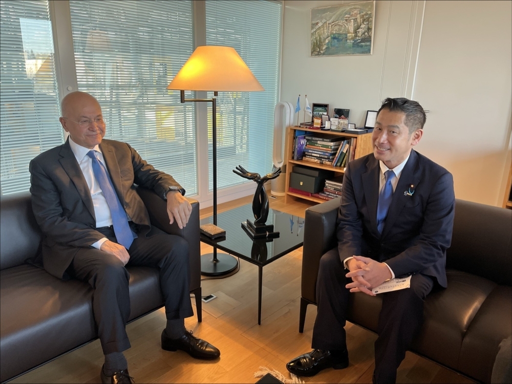 バルハム・サーレハ国連難民高等弁務官との写真に応じる大西外務大臣政務官