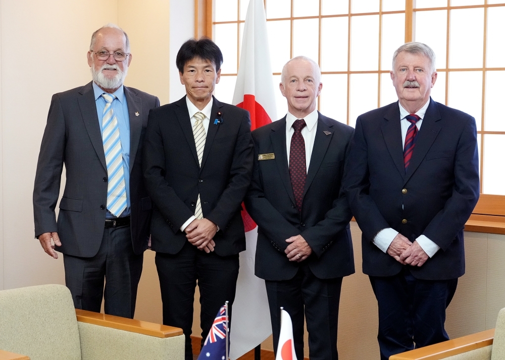 島田政務官とオーストラリア人元戦争捕虜関係者との記念撮影