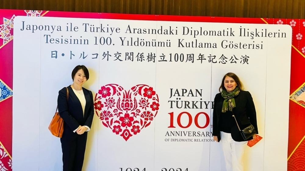 日・トルコ外交関係樹立100周年記念講演のパネルの前に立つ市田華純さん