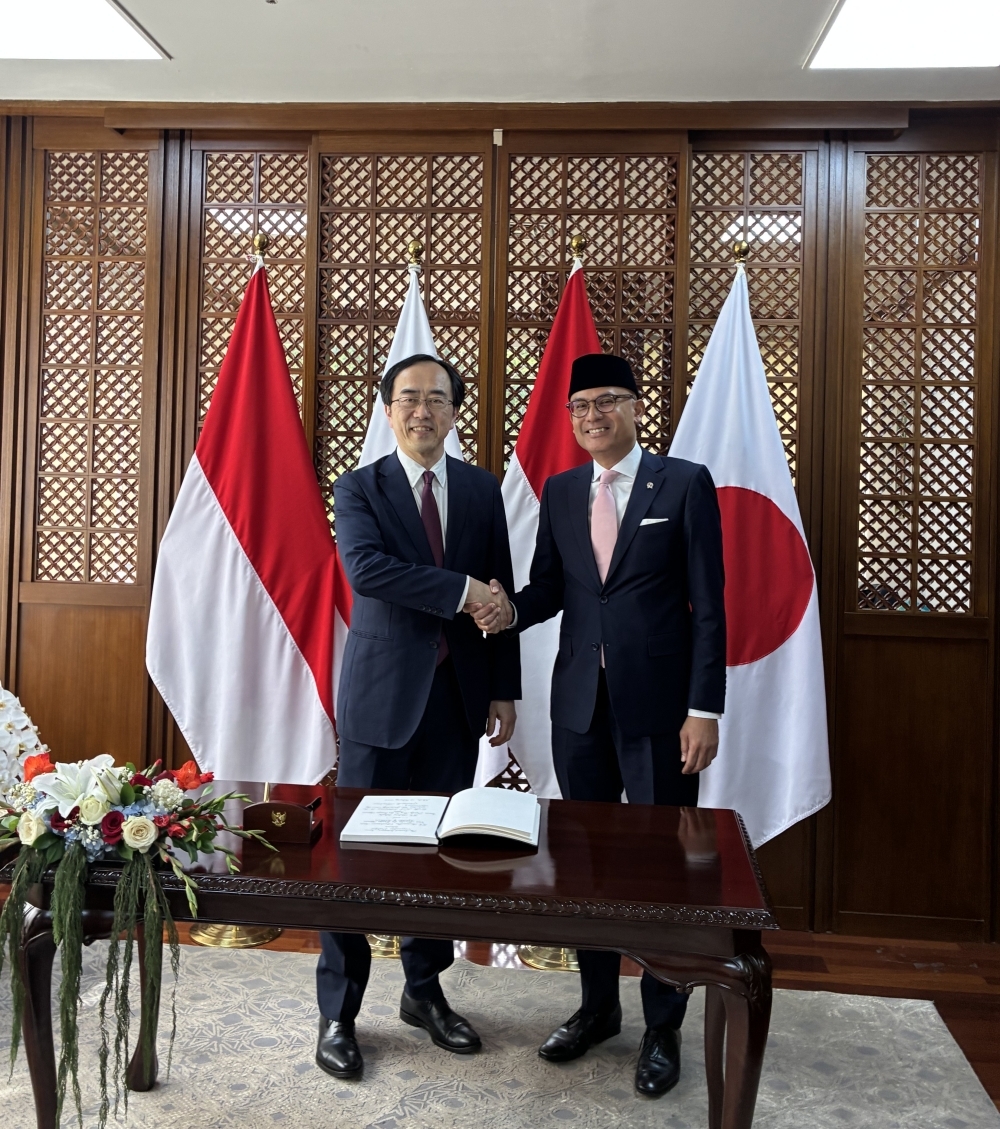 握手をする赤堀毅外務審議官とアルマナタ・ナシル・インドネシア外務副大臣