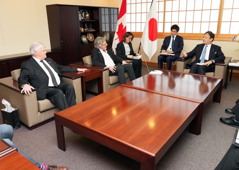 堀井副大臣とクッチャー共同議長およびシーアン共同議長との意見交換の様子