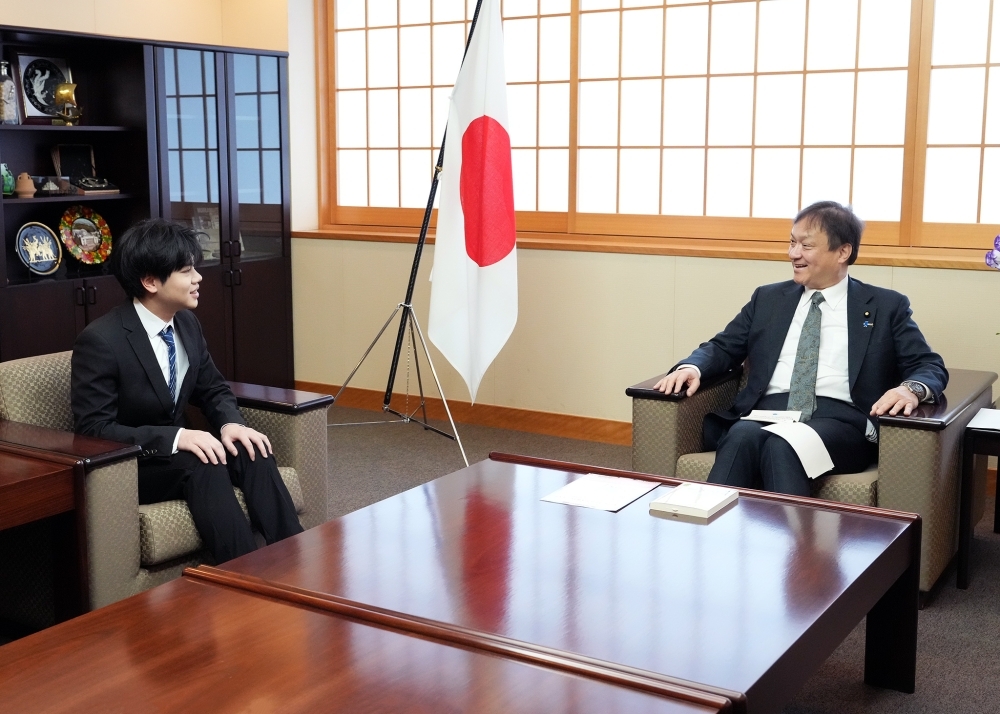 堀井副大臣と最優秀賞受賞者の朱さんとの懇談の様子