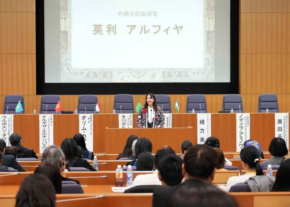 会場の様子：英利アルフィヤ外務大臣政務官の開会挨拶を傾聴する参加者たち