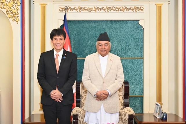 島田外務大臣とポーデル・ネパール大統領の記念写真