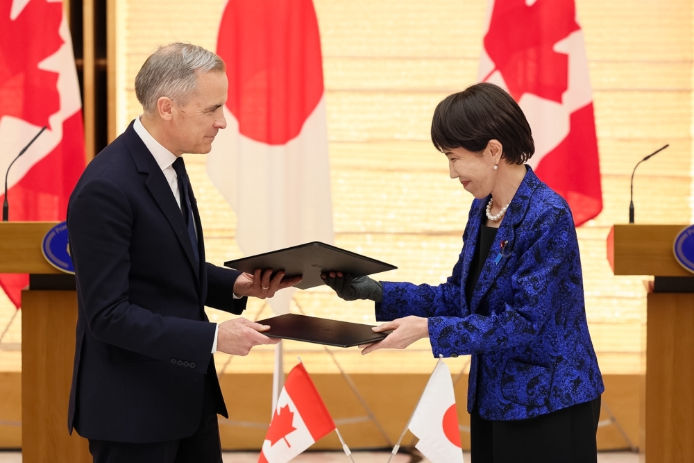 共同声明を交換する両首脳