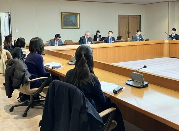 意見交換をする大学生・大学院生と日伯対話の共同議長