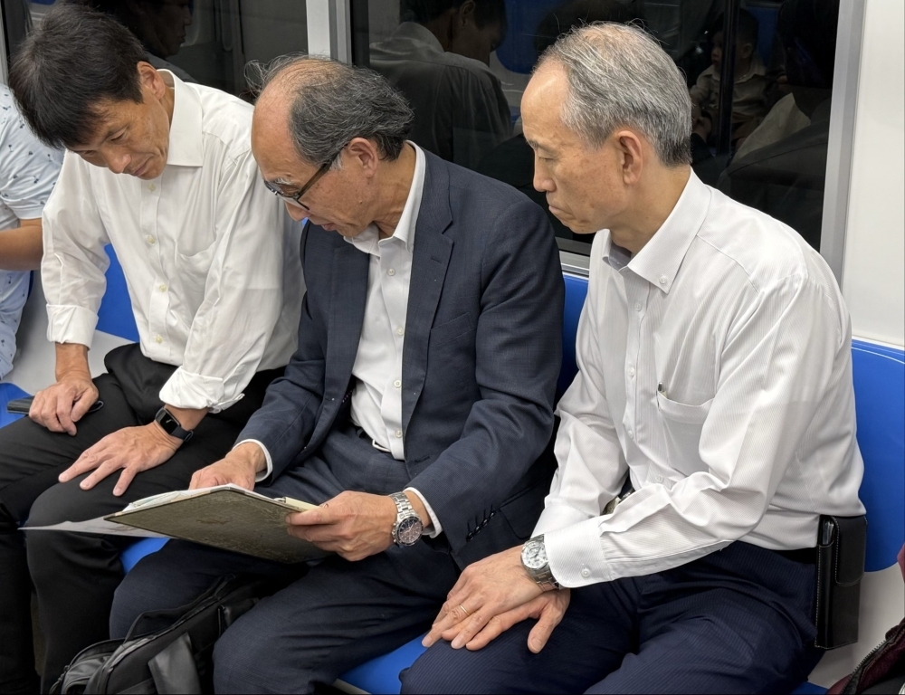 ホーチミン市都市鉄道1号線の電車に乗車する島田外務大臣政務官