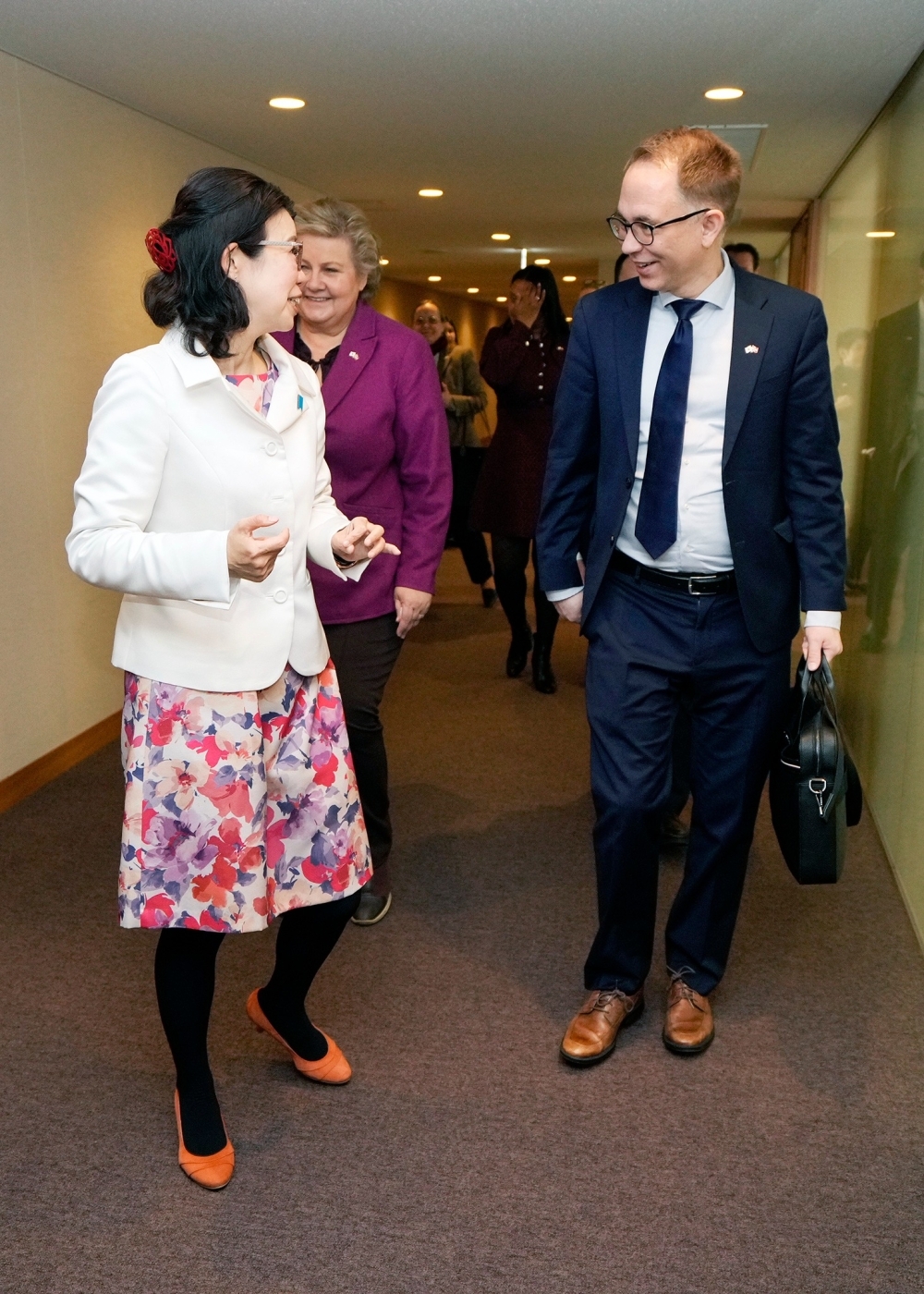 代表団の訪日を歓迎する国光副大臣の様子