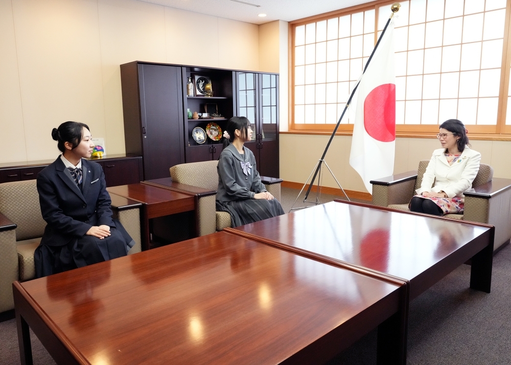 最優秀賞受賞者と優秀賞受賞者からの表敬を受ける国光副大臣の様子