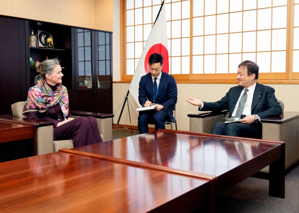 堀井副大臣とグレゴワール・ヴァン・ハーレン共同議長の懇談の様子