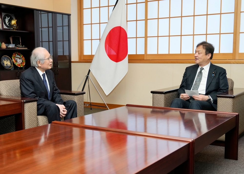 南里名誉教授と懇談する堀井巌外務副大臣