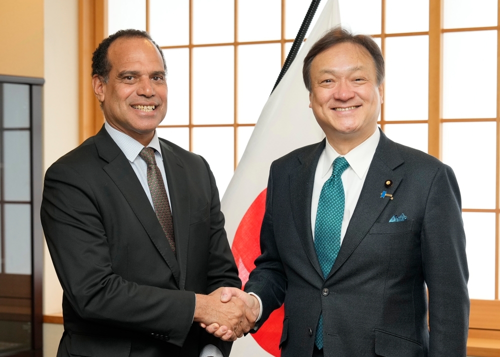 握手をする堀井副大臣とレゲンバヌ大臣