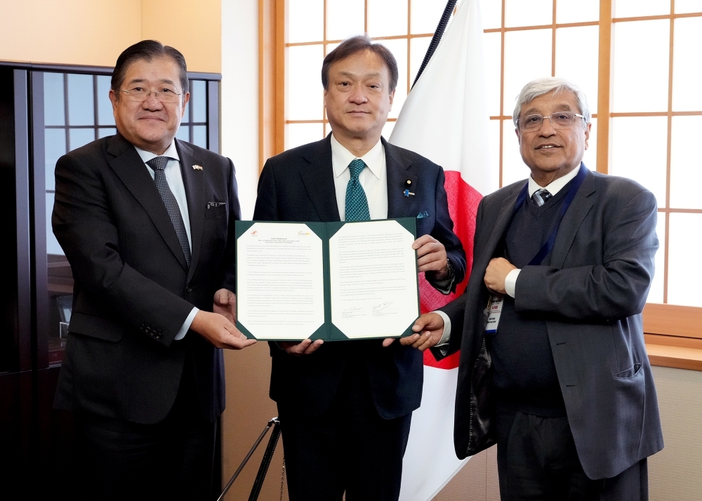 ロヒット・レラン印日経済委員会共同委員長及び安永竜夫日印経済委員会委員長から書簡を受領する堀井外務副大臣