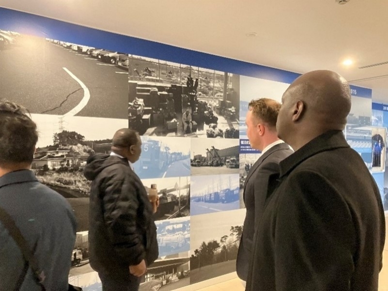 震災に関連したパネル展示を見ている参加者の様子